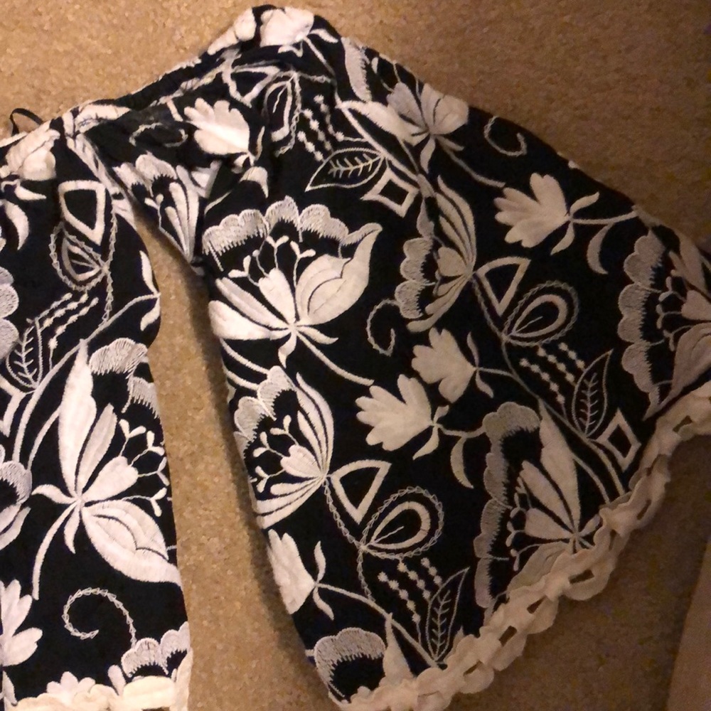 Cropped embroidered off-the-shoulder top - Picture 3 of 3
